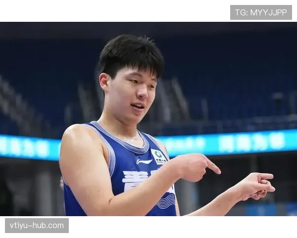 杨瀚森训练完直接啃鸡腿，这自律和放纵的切换也太真实了